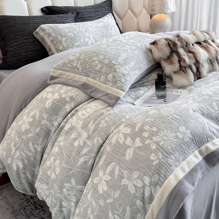 Milk Velvet Lovewe 220gram | 4Pcs Cover Premium Bedding Set | ID LOWE4PCSVMILK220GR12COLORM2