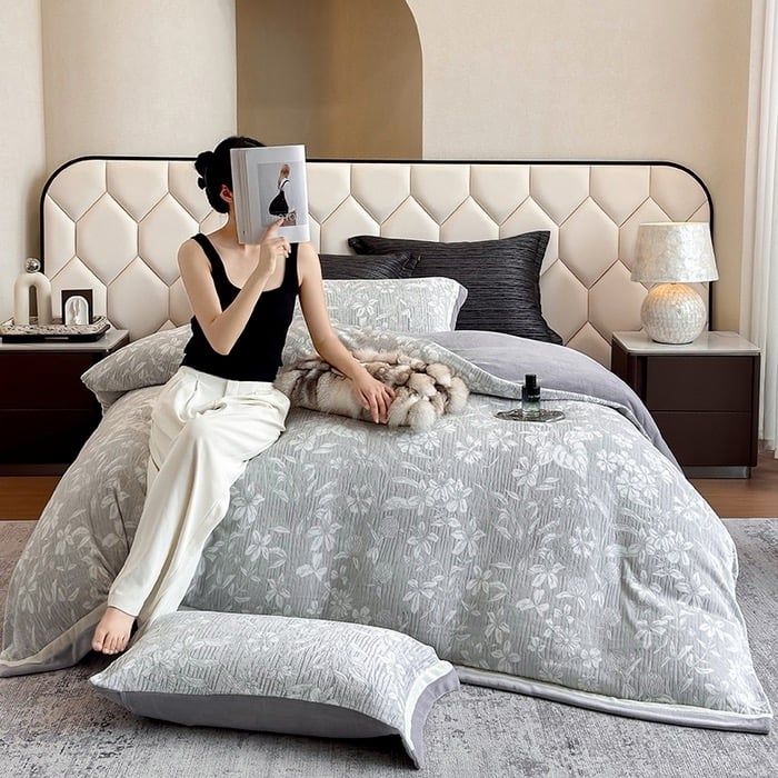 Milk Velvet Lovewe 220gram | 4Pcs Cover Premium Bedding Set | ID LOWE4PCSVMILK220GR12COLORM2