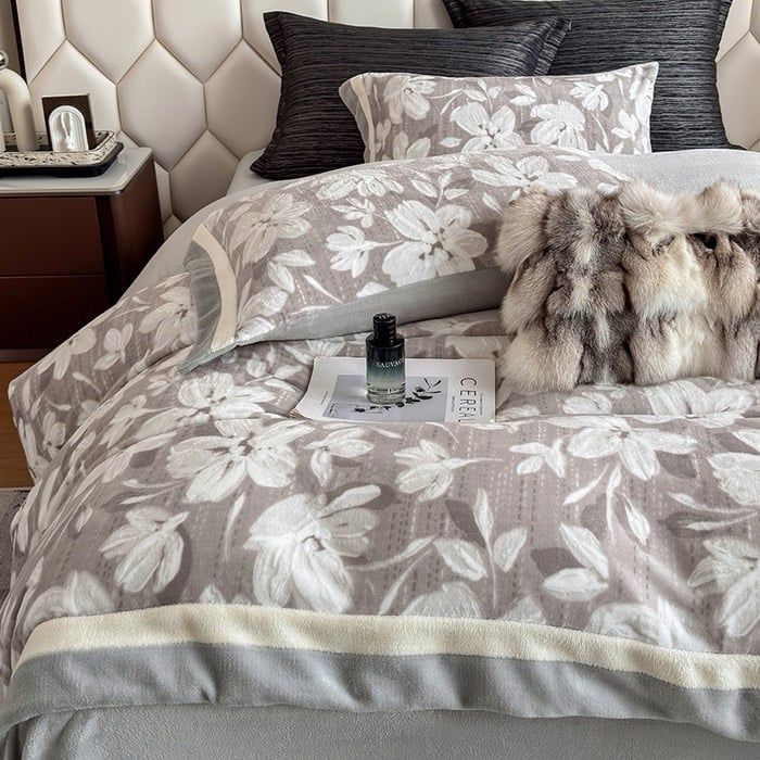 Milk Velvet Lovewe 220gram | 4Pcs Cover Premium Bedding Set | ID LOWE4PCSVMILK220GR12COLORM4