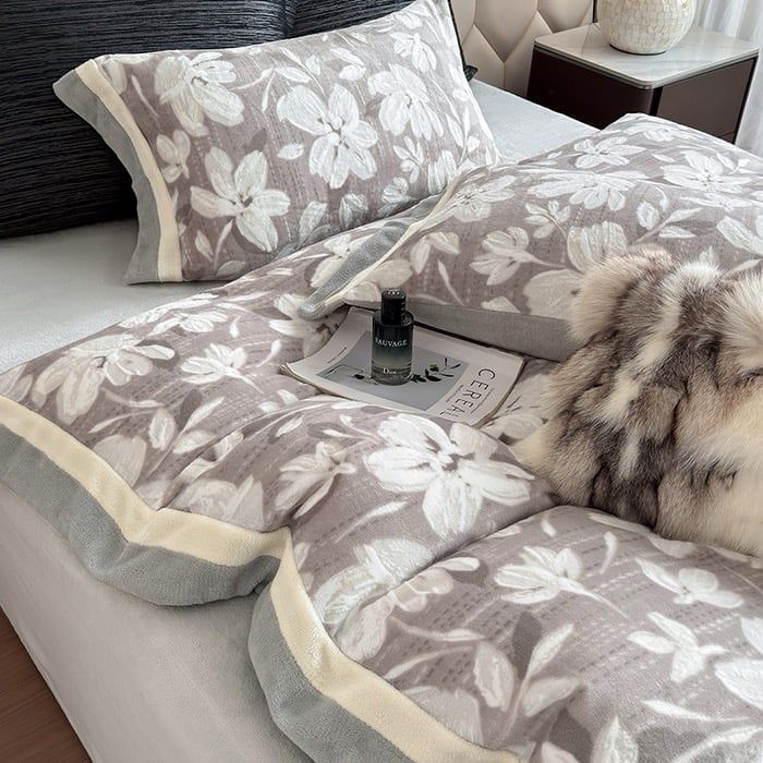 Milk Velvet Lovewe 220gram | 4Pcs Cover Premium Bedding Set | ID LOWE4PCSVMILK220GR12COLORM4