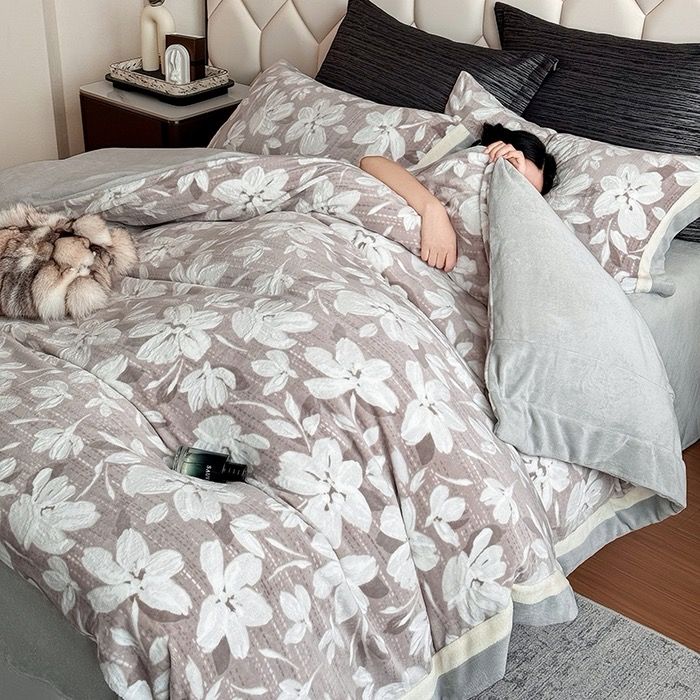 Milk Velvet Lovewe 220gram | 4Pcs Cover Premium Bedding Set | ID LOWE4PCSVMILK220GR12COLORM4