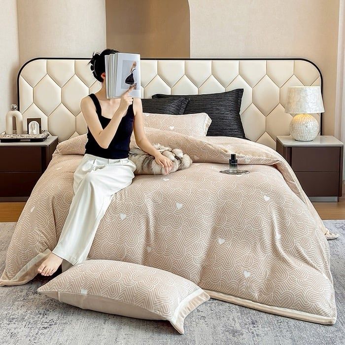 Milk Velvet Lovewe 220gram | 4Pcs Cover Premium Bedding Set | ID LOWE4PCSVMILK220GR12COLORM6