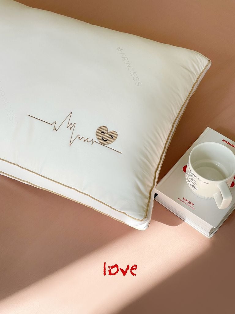 RUỘT GỐI LÔNG VŨ NHÂN TẠO THÊU HỌA TIẾT NHỊP TIM GẤU SIZE 48*74CM