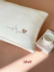 RUỘT GỐI LÔNG VŨ NHÂN TẠO THÊU HỌA TIẾT NHỊP TIM GẤU SIZE 48*74CM