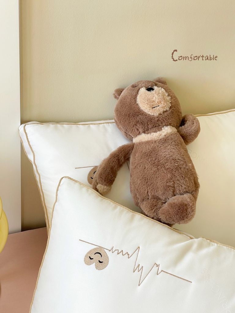 RUỘT GỐI LÔNG VŨ NHÂN TẠO THÊU HỌA TIẾT NHỊP TIM GẤU SIZE 48*74CM