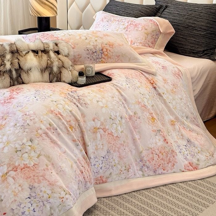 Milk Velvet Lovewe 220gram | 4Pcs Cover Premium Bedding Set | ID LOWE4PCSVMILK220GR12COLORM10