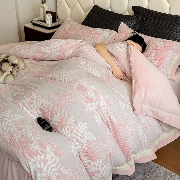 Milk Velvet Lovewe 220gram | 4Pcs Cover Premium Bedding Set | ID LOWE4PCSVMILK220GR12COLORM11