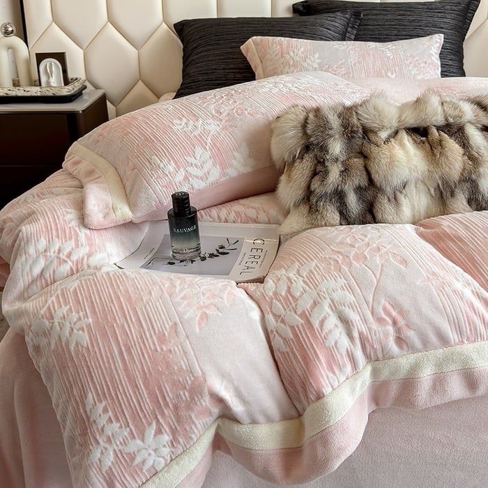 Milk Velvet Lovewe 220gram | 4Pcs Cover Premium Bedding Set | ID LOWE4PCSVMILK220GR12COLORM11