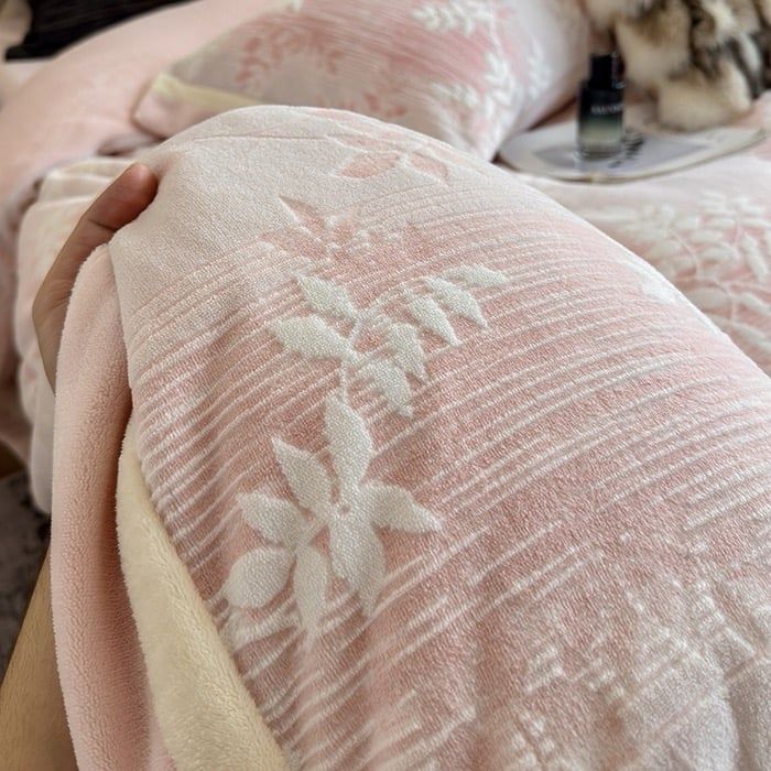 Milk Velvet Lovewe 220gram | 4Pcs Cover Premium Bedding Set | ID LOWE4PCSVMILK220GR12COLORM11