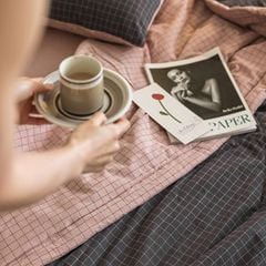 BCG CHẦN HÈ COTTON ĐŨI NHẬT NOORDIC KẺ Ô ĐEN MIX HỒNG MANG ĐẾN TRẢI NGHIỆM ĐÚNG CHẤT PHÒNG NGỦ NHẬT BẢN