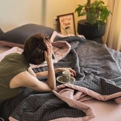 BCG CHẦN HÈ COTTON ĐŨI NHẬT NOORDIC KẺ Ô ĐEN MIX HỒNG MANG ĐẾN TRẢI NGHIỆM ĐÚNG CHẤT PHÒNG NGỦ NHẬT BẢN