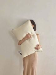 RUỘT GỐI LỤA TRẦN TRÁM VIỀN NÂNG KÉP BÔNG LÔNG VŨ NHÂN TẠO SIZE 48*74CM