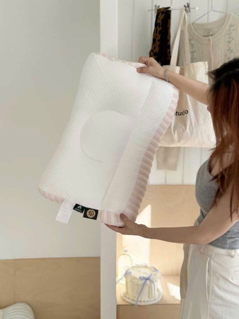 GỐI CÔNG THÁI HỌC MINISSO HỖ TRỢ NGƯỜI ĐAU MỎI VAI GÁY SIZE 48*74CM