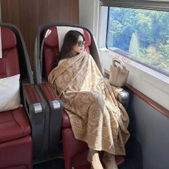 CHĂN HÀNG KHÔNG CAO CẤP KÍCH THƯỚC 120*190CM – NHẸ TÊNH MANG THEO, ÊM ÁI ĐỒNG HÀNH TRÊN MỌI HÀNH TRÌNH