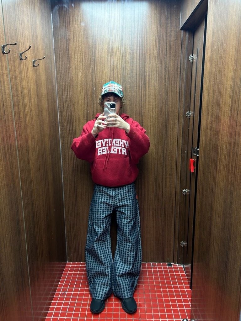 “WHENEVER” BASIC LOGO KNIT HOODIE / RED