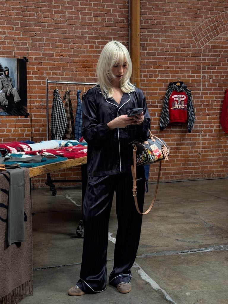 "WHENEVER" BỘ ÁO VÀ QUẦN DÀI SATIN LONG PAJAMA SHIRT + PANTS  / BLACK