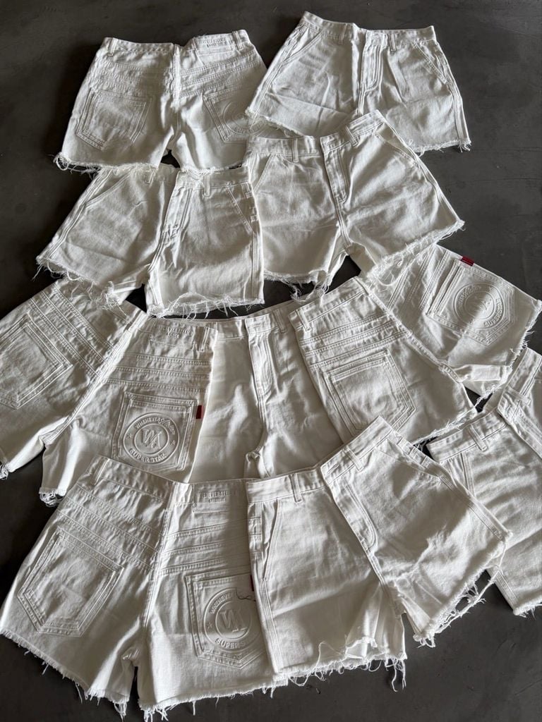QUẦN "WHENEVER" SIGNATURE WASHED DENIM SHORTS / WHITE