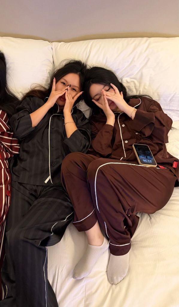 "WHENEVER" BỘ ÁO VÀ QUẦN DÀI SATIN LONG PAJAMA SHIRT + PANTS  / BROWN