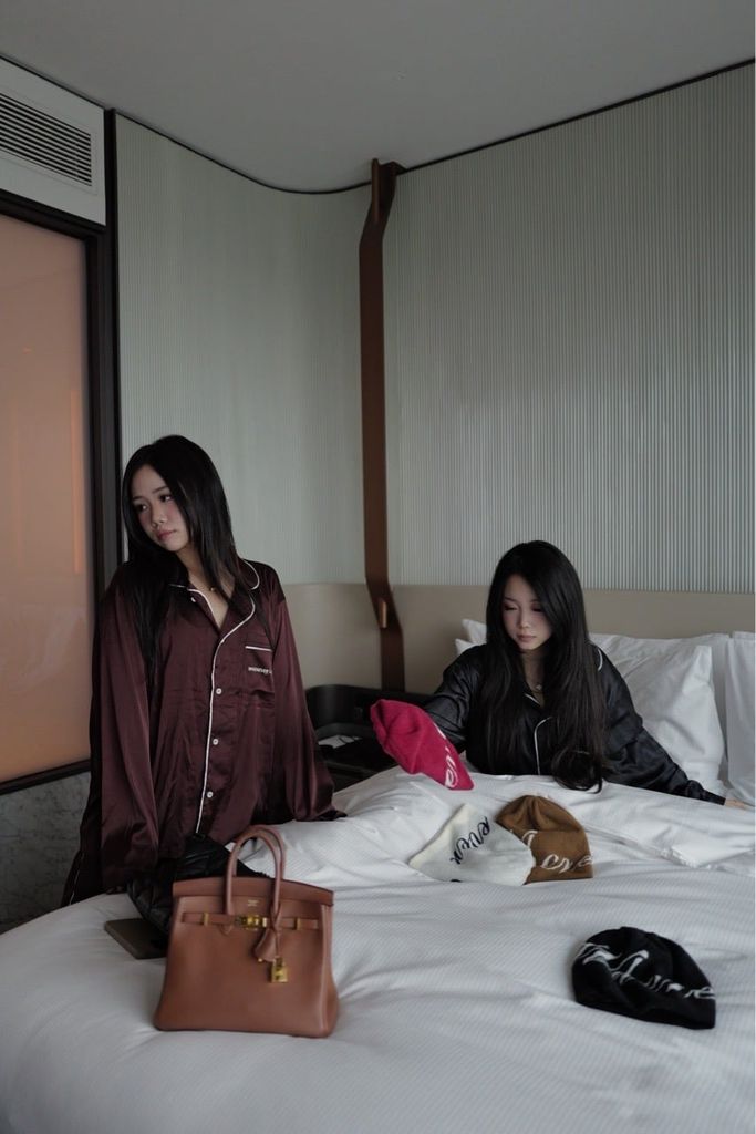 "WHENEVER" BỘ ÁO VÀ QUẦN DÀI SATIN LONG PAJAMA SHIRT + PANTS  / BROWN