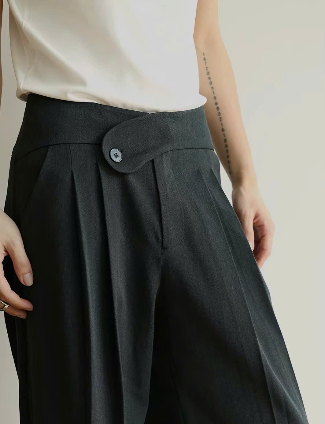  Curved Waistband Pleated Trousers 