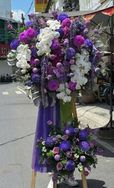 Vòng Hoa Chia Buồn Tím Nguyện Bình An - HTL71