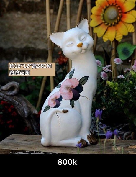  Mèo Ngồi Sân Vườn 