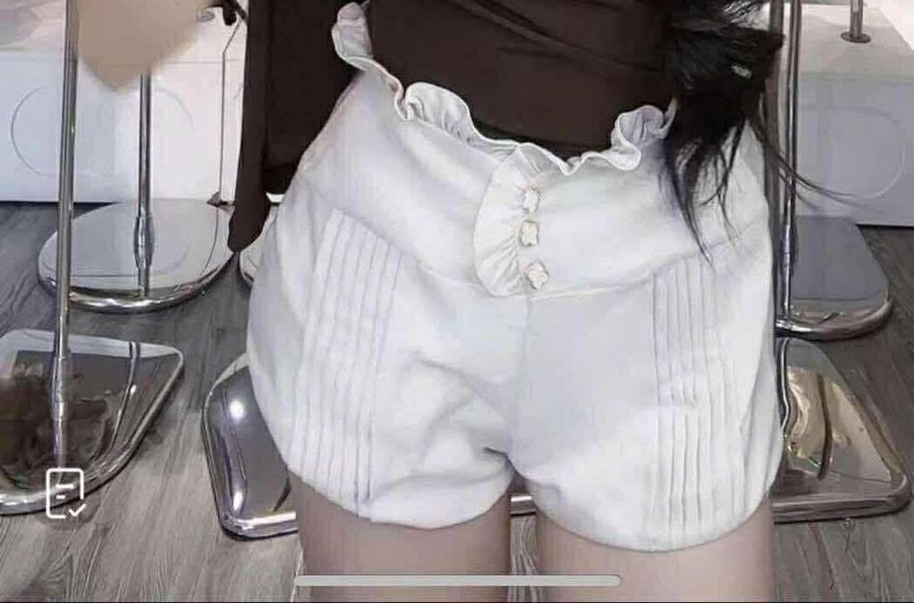 Quần short dập ly viền bèo đính nút kiểu (H08)