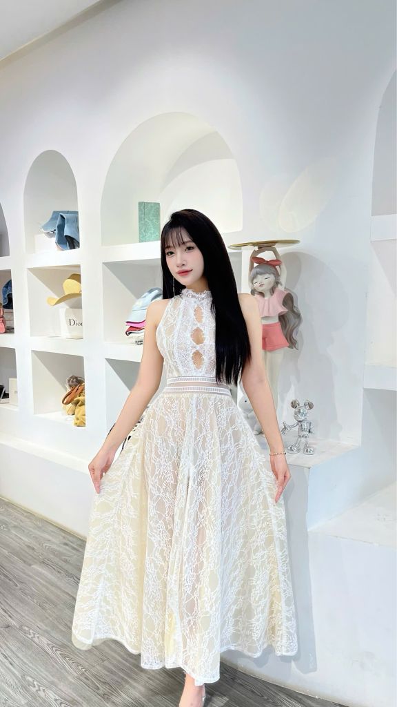 đầm ren dài hở ngực xẻ tà