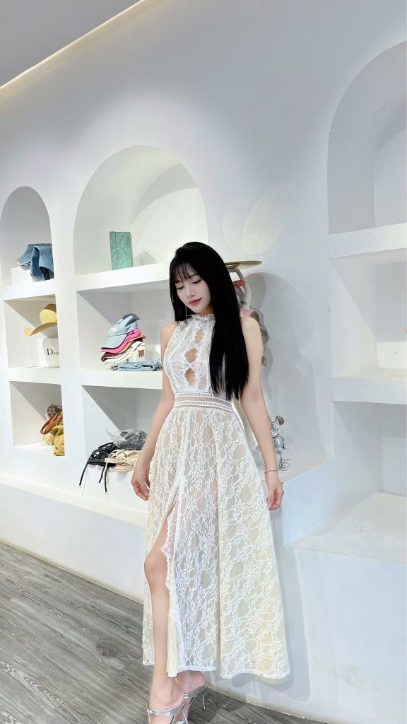 đầm ren dài hở ngực xẻ tà