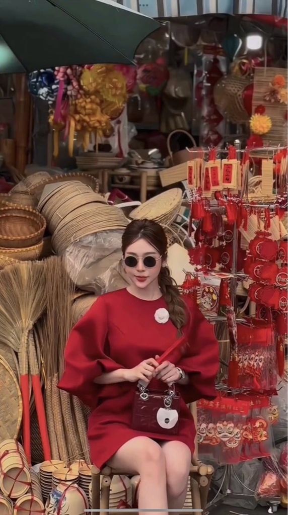 Đầm babydoll tay phồng đính hoa