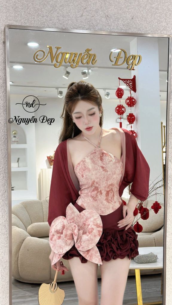 Set 4 món gồm áo yếm, tag hoa lan, chân váy tầng bèo và choàng voan (O34)