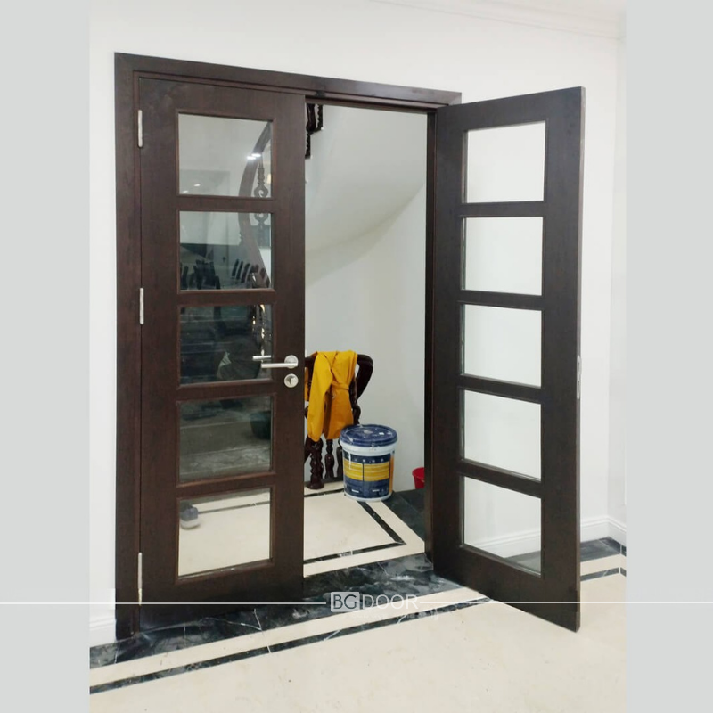 Cửa Plywood Veneer óc chó 2 cánh kính