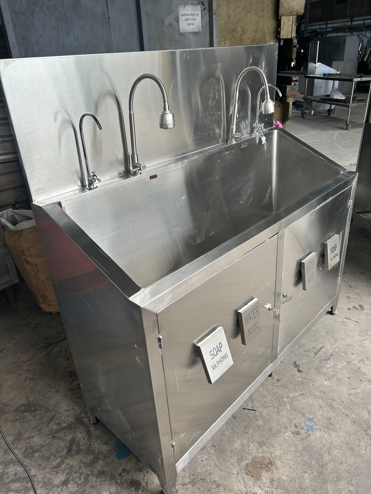  Chậu Rửa Tay Sát Khuẩn 2 Vòi Inox, Cảm Ứng Nước, Gối Nhấn Xà Phòng và Nước 