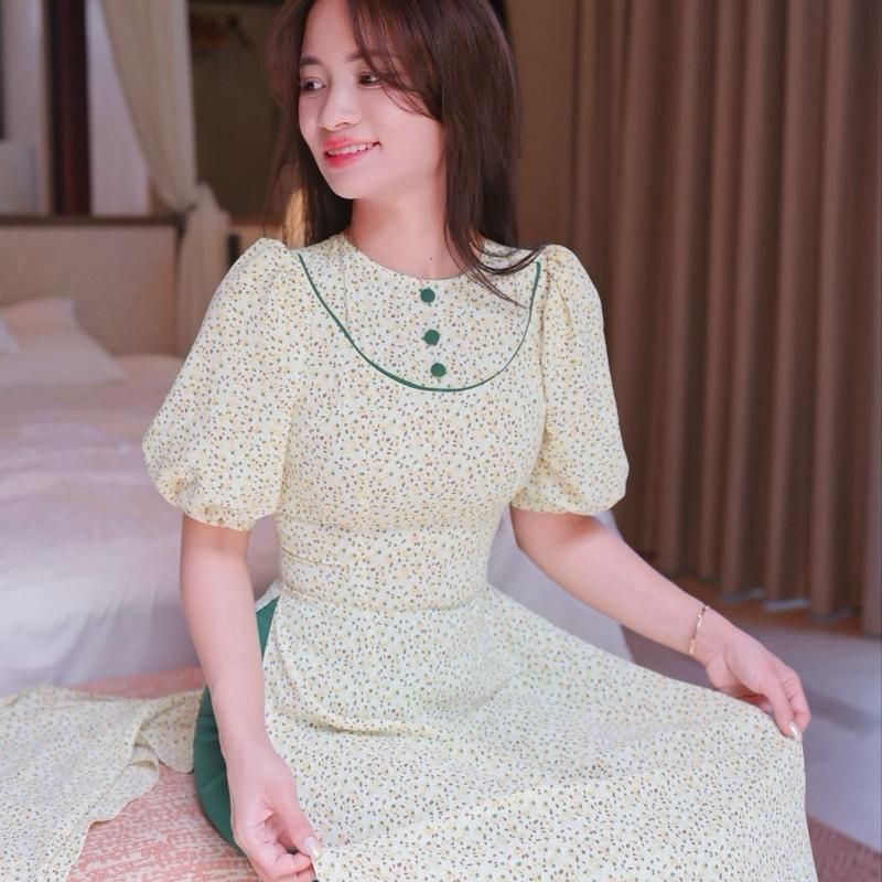  Áo dài nhí Vàng phối nút xanh lá 