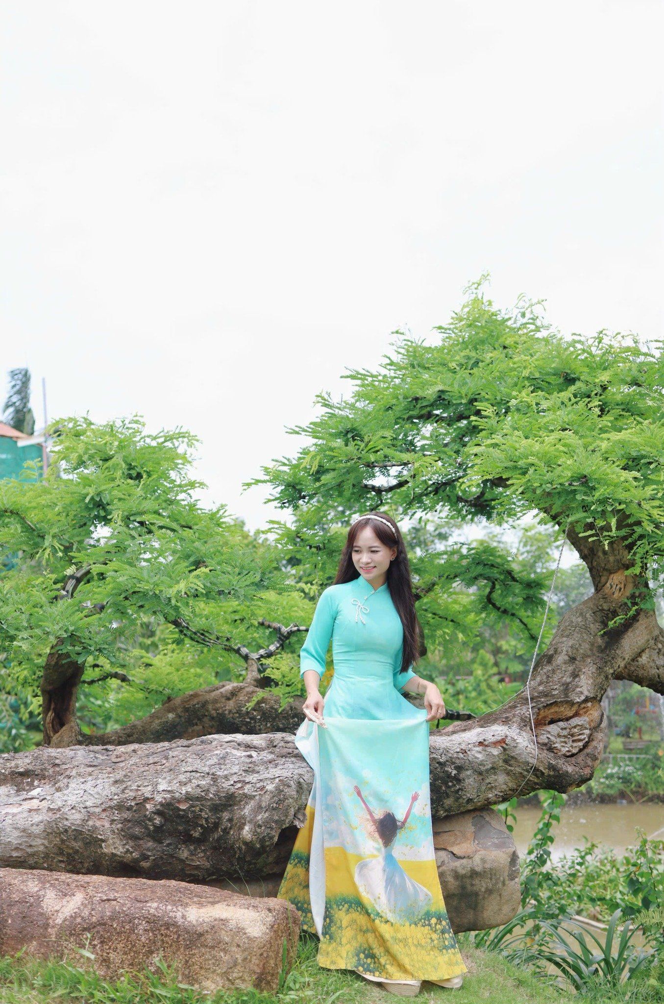  Áo Dài chân tranh xanh ngọc cô gái 