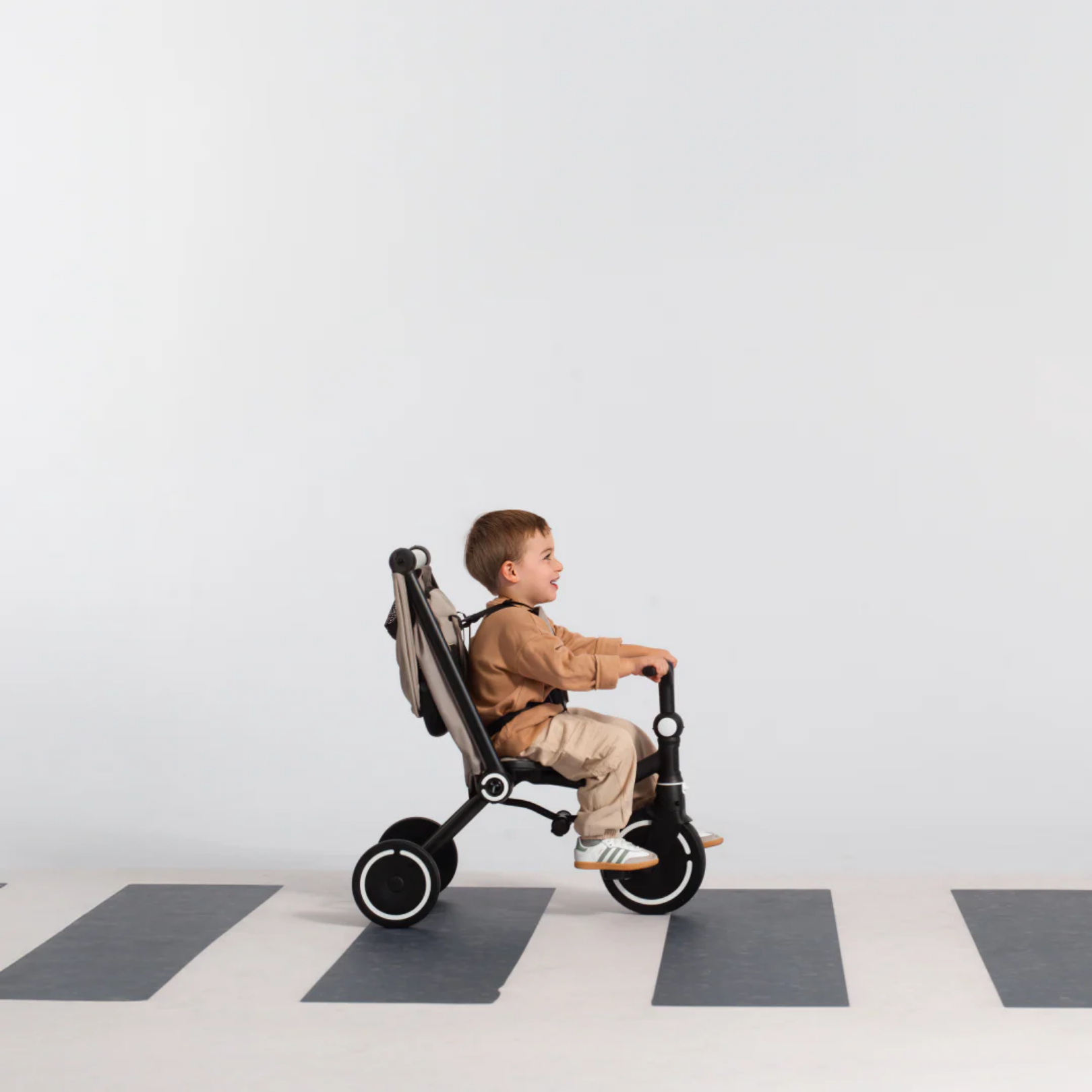  XE ĐẨY BA BÁNH SMARTRIKE WONDER MAX - JET BLACK 