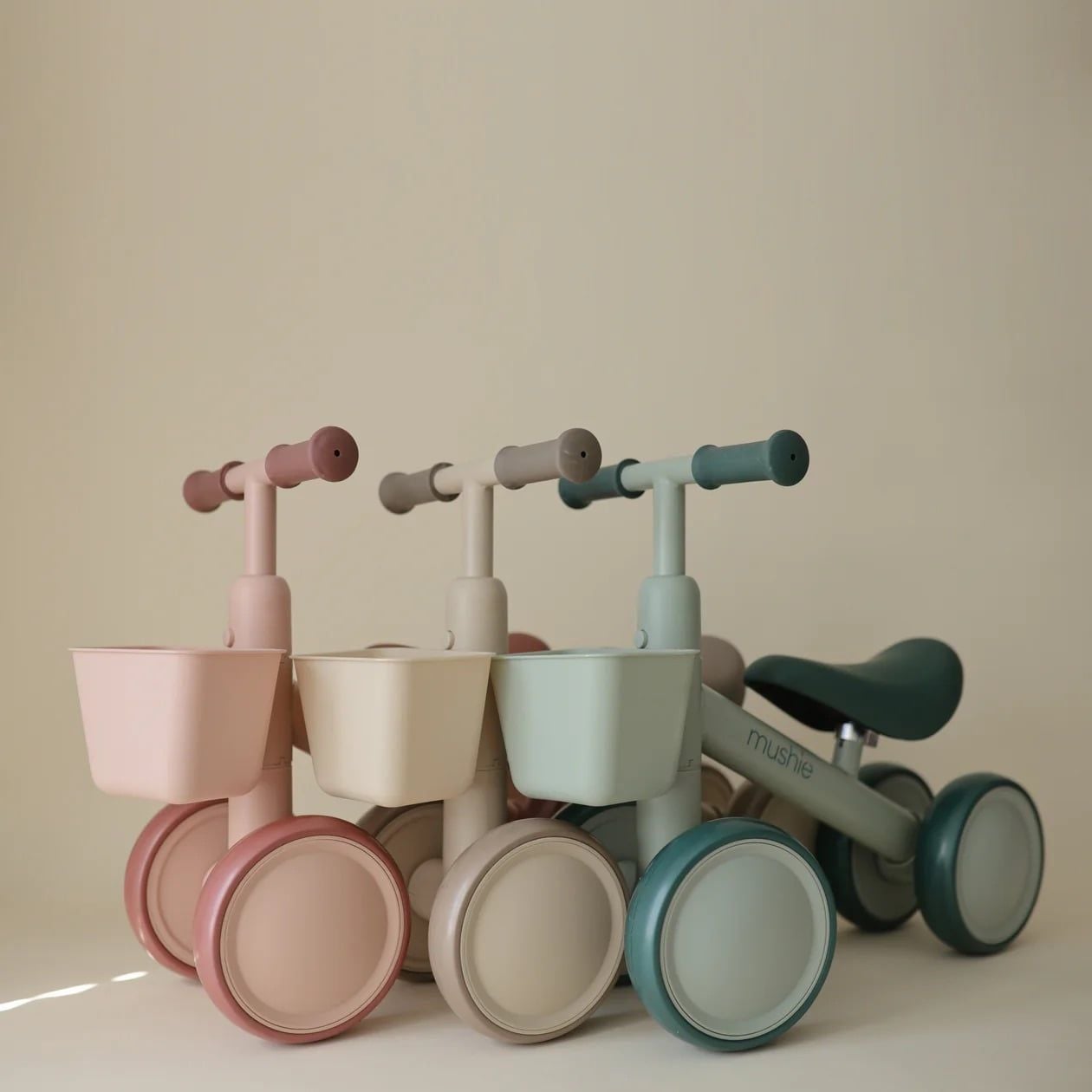 Xe Chòi Chân Mushie Mini Toddler Bike - Màu Shifting Sand (A) 