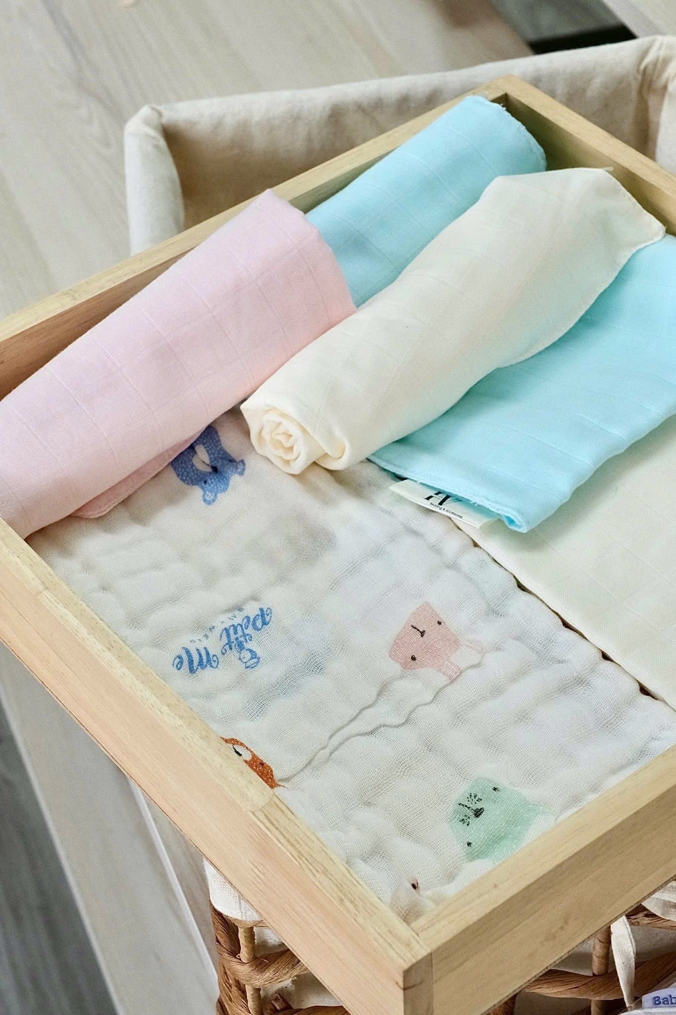  (A) Hộp 4 Khăn Sữa Sợi Tre HV Bedding (30x30 cm) 
