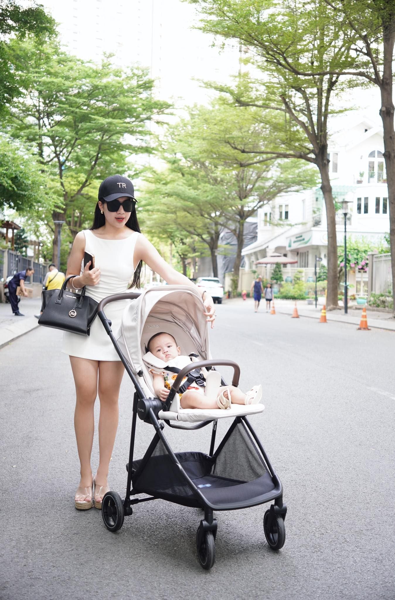  XE ĐẨY NUNA IXXA NEXT KHUNG CARBON - MÀU BISCOTTI 