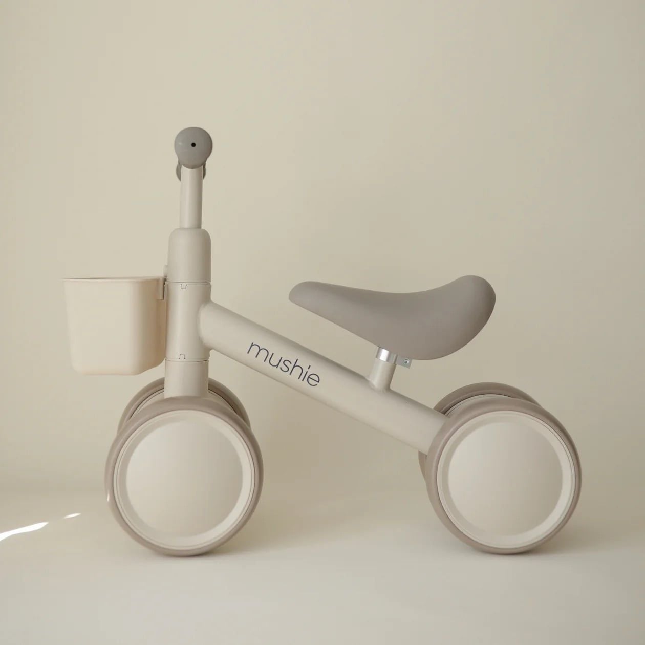  Xe Chòi Chân Mushie Mini Toddler Bike - Màu Shifting Sand (A) 