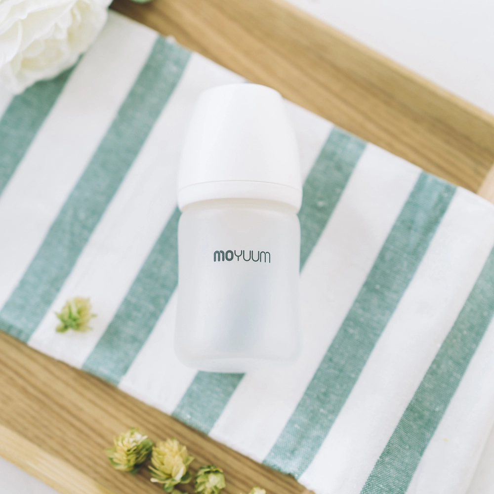  Bình Sữa Thủy Tinh Tráng Silicon Moyuum 