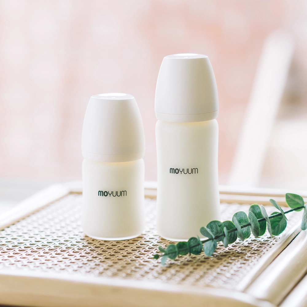  Bình Sữa Thủy Tinh Tráng Silicon Moyuum 
