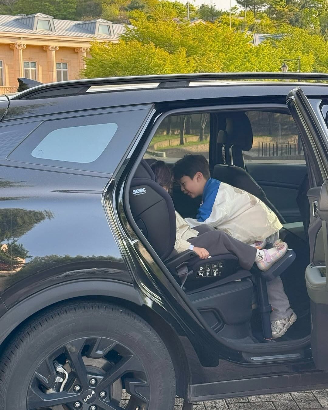  (A) GHẾ NGỒI Ô TÔ BOOSTER SEEC MAX I-ZIN 2 JUNIOR - MÀU ĐEN 