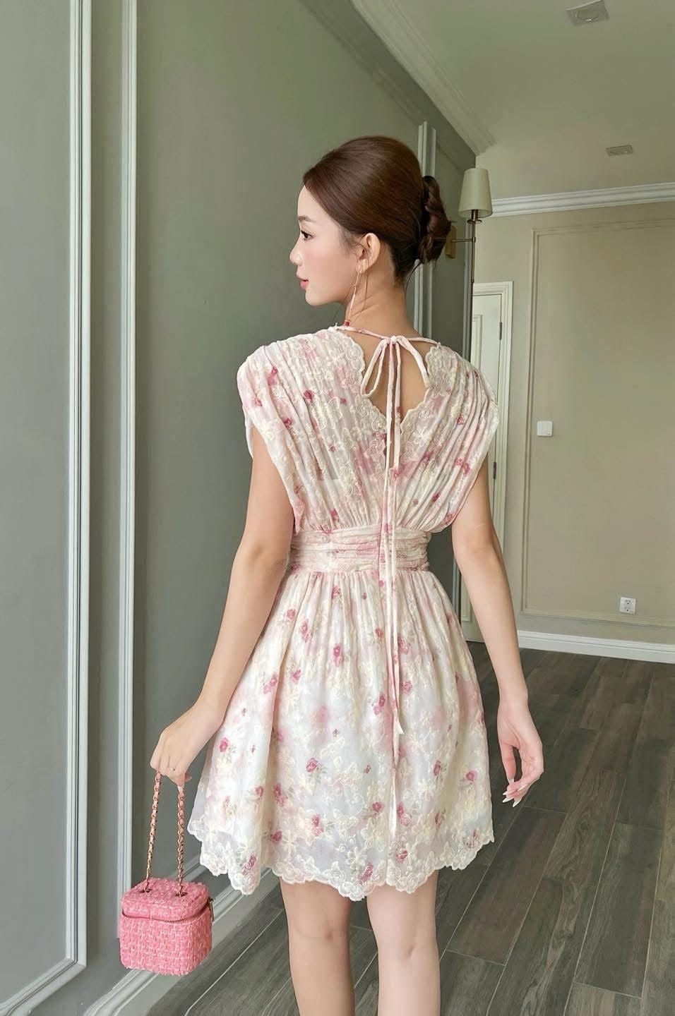  Đầm tay liền phối nhíu thêu hoa hồng nhỏ 