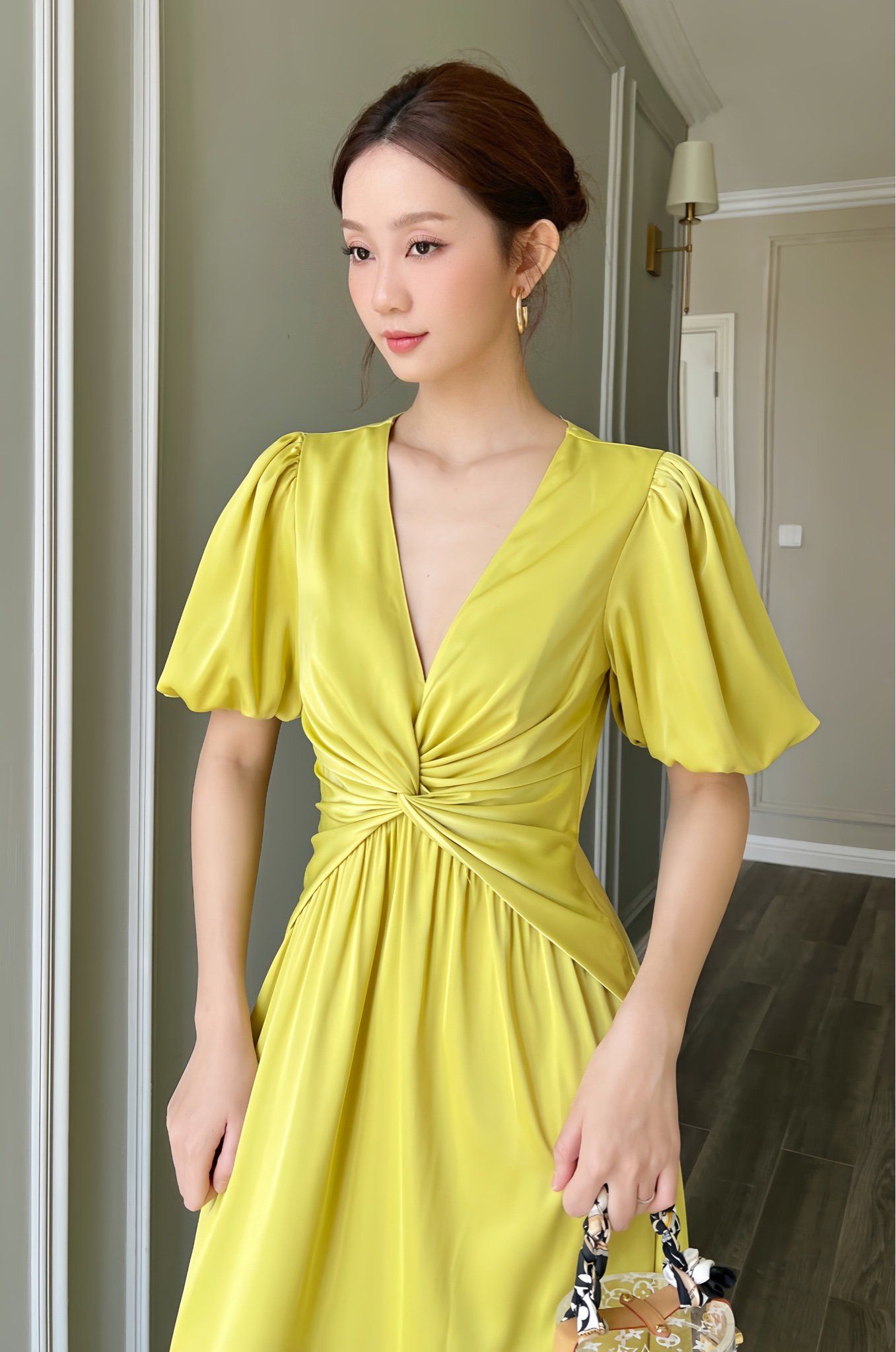  Đầm tay phồng xoắn eo phối nhíu 