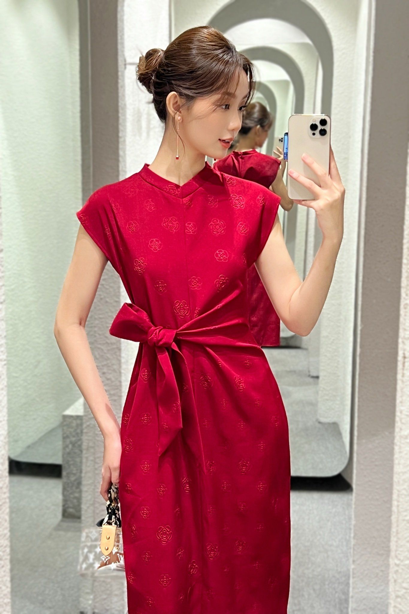  Đầm tay liền thắt eo hoa hồng in nổi Đỏ 