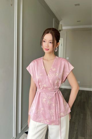  (MỚI) Áo tay liền wrap thắt dây lụa hoa in nổi Hồng 