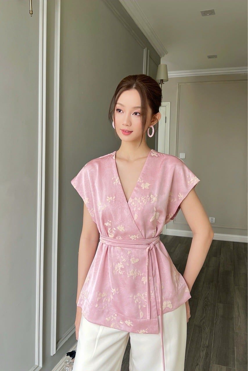  (MỚI) Áo tay liền wrap thắt dây lụa hoa in nổi Hồng 