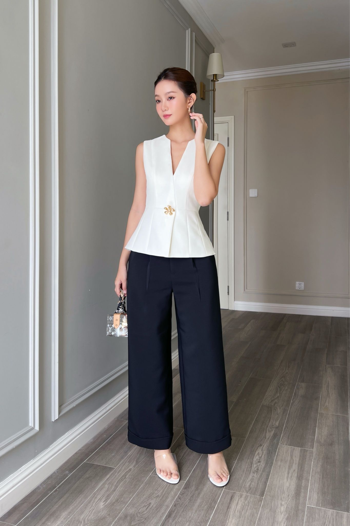  Áo sát nách chít li cách điệu phối nút trang trí kem 