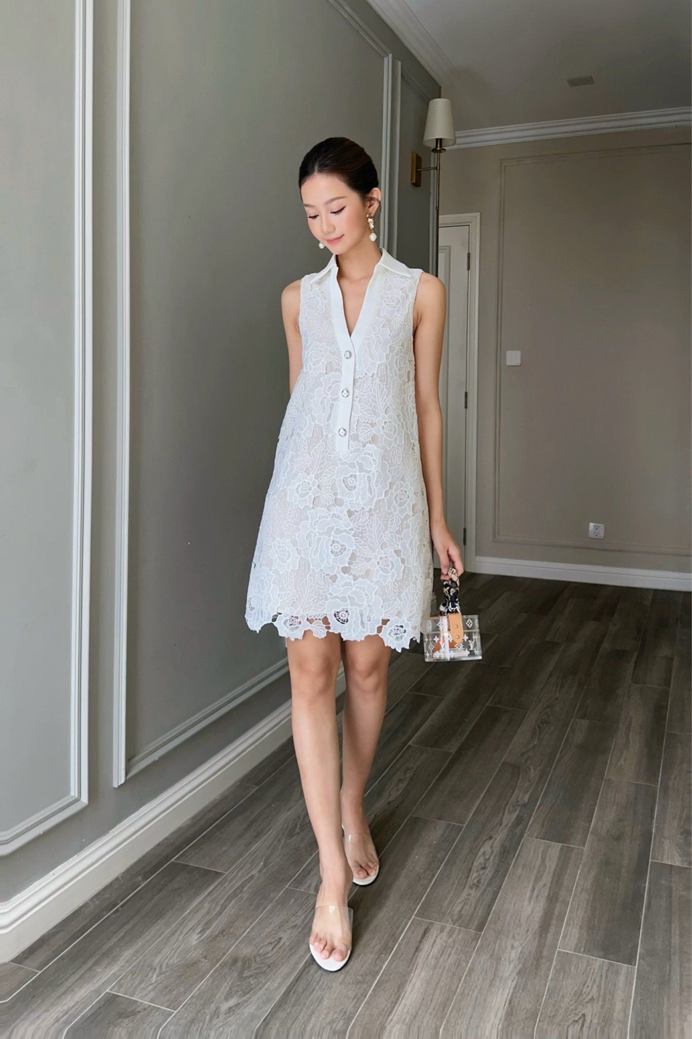  Đầm sơmi sát nách ren hoa hồng trắng 